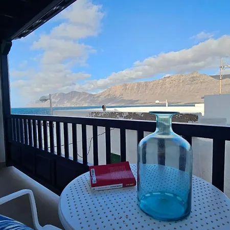 Famara - Beachfront, Huge Window & Ocean Views! Apartment