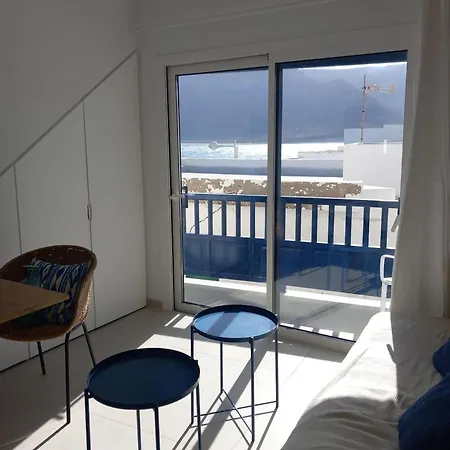 Famara - Beachfront, Huge Window & Ocean Views!
