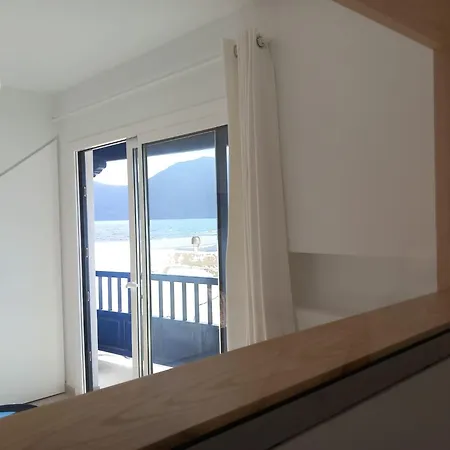 Apartment Famara - Beachfront, Huge Window & Ocean Views! Teguise (Lanzarote)