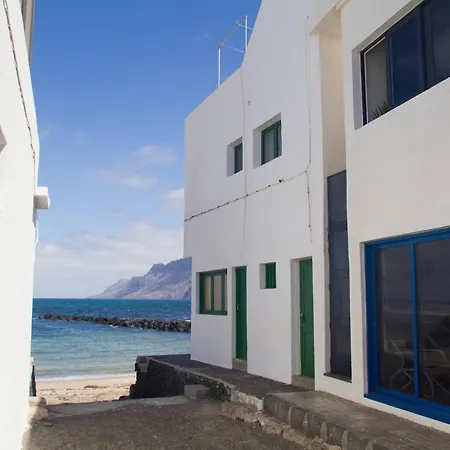 Famara - Beachfront, Huge Window & Ocean Views! * Teguise (Lanzarote)