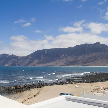 Famara - Beachfront, Huge Window & Ocean Views!