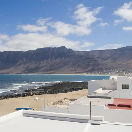Famara - Beachfront, Huge Window & Ocean Views! Apartment *