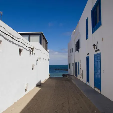 Apartment Famara - Beachfront, Huge Window & Ocean Views! Teguise (Lanzarote)