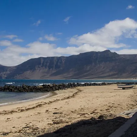 Famara - Beachfront, Huge Window & Ocean Views! Apartment